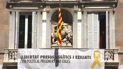 La pancarta y el lazo amarillo de apoyo a los polticos presos fue retirada ayer de la fachada de la Generalitat. Quim Torra la sustituy por otra en la que se puede leer Libertad de opinin y de expresin