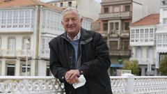 Jos Germn Garca Veiga, en el puente viejo de Cedeira, con el edificio donde se crio al fondo