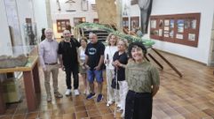 �ltima visita de un grupo de la ONCE al Museo do Pobo Galego guiada por Carme Campo (en la foto, primera por la derecha), t�cnica ligada al centro de Bonaval desde hace pr�cticamente 20 a�os y encargada de realizar estos recorridos con personas invidentes.