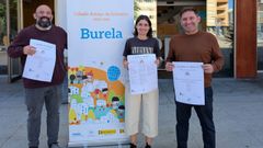 El edil Mario Pillado y otros organizadores del programa de la Semana da Infancia de Burela