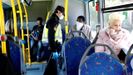 Un agente de la Polic�a Nacional realiza un control en un autob�s, en Oviedo.