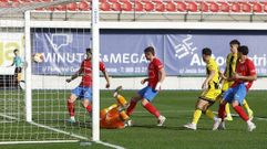 Puime y Labrada se adelantaron en el rechace de Narv�ez en la jugada del primer gol ourensanista