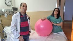 El ginec�logo Sergio Gonz�lez Palanca y la matrona Alejandra Arias, en el servicio de Obstetricia del Hospital Comarcal de Valdeorras. 