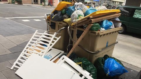 Segundo da (mircoles) con la basura de las calles sin recoger