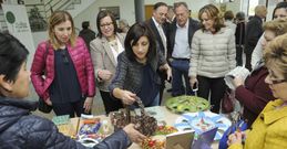La conselleira, mirando la muestra de trabajos de la Asociaci�n de Mulleres Rurais de Galicia. 