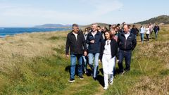 El alcalde de Carnota, Juan Manuel Saborido, acompa�� a Rueda y a la conselleira de Medio Ambiente durante el recorrido 