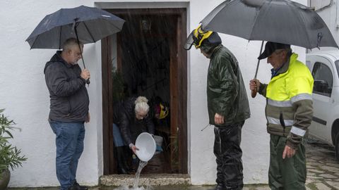 Vecinos de Grazalema achican agua de sus casas