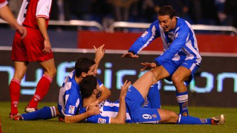 Scaloni celebra un gol ante el Celta en Riazor con Makaay y Trist�n. 