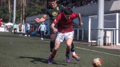 El viveirista Colucci presiona a un futbolista del Estradense este s�bado en el choque disputada en territorio pontevedr�s. 