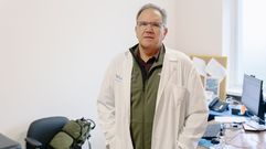 El psiquiatra David Sim�n Lorda en su despacho en el centro de especialidades de Ourense.