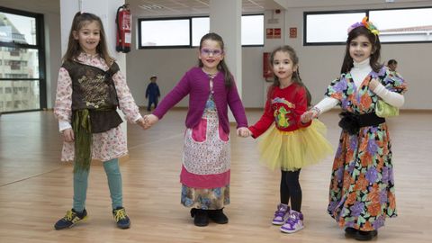 El CRA Ponte da Pedra (Carballo) celebra su entroido en el mercado