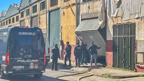 La polic�a ante la nave en la que estaba una de las entradas a la galer�a