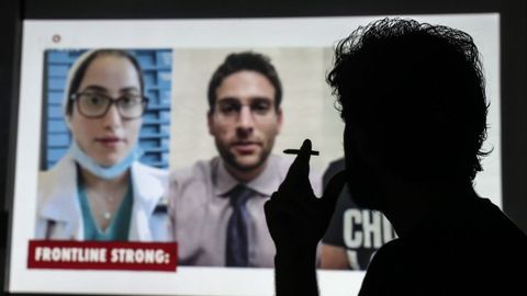 Un hombre fumando mientras ve el concierto, en Par�s