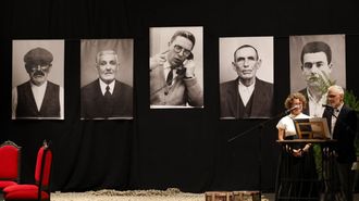 <span lang= gl >Fotograf�as dos catro vellos mari�eiros que inspiraron a canci�n, no escenario do Teatro Pastor D�az. Desde a esquerda: Gumersindo Coci�a Gregorio, Sildo (1862-1938), gabarreiro; Jos� Escourido Casal, Llana (1860-1938), armador e mari�eiro. No centro, Jos� Travieso Quelle, escritor e xornalista de Viveiro que compuxo a canci�n. A continuaci�n, Jos� Antonio Travieso Rodr�guez (1858-1939), mari�eiro e av� do autor; e Francisco Otero L�pez (1913-1971), mari�eiro e logo patr�n.</span>