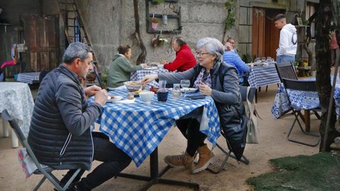 Las hojas de los viñedos son los protagonistas del furancho Ponte Bien, en Salvaterra de Miño.