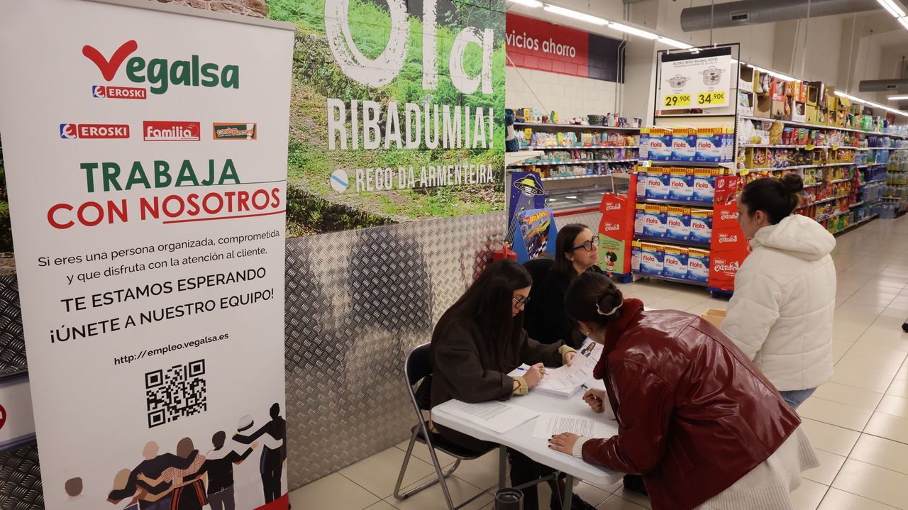 Unas 150 personas se presentan a la oferta de empleo para el nuevo supermercado Familia en Meis