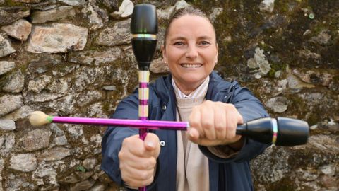 Virginia Fernndez posa con unas mazas