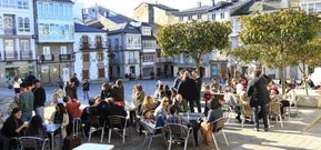 El buen tiempo llen� ayer las terrazas hosteleras, como estas, de la plaza Maior, en Viveiro. 