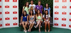 Ocho de los cien escolares seleccionados, que partieron ayer a Canad�, representan a Galicia