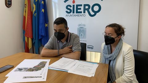 El concejal de Infraestructuras Urbanas; Mantenimiento y Conservaci�n de Inmuebles Municipales; y Medio Ambiente, Javier Rodr�guez, con la ingeniera municipal, Leire Gabilondo