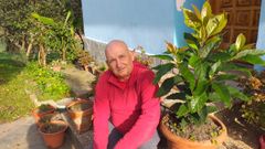 Manuel D�az junto a una planta de aguacate