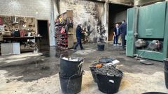 Labores de limpieza en la carpintera Samn de Muros tras el incendio