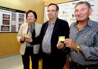 El presidente del Xuven -centro- entre el matrimonio 700.