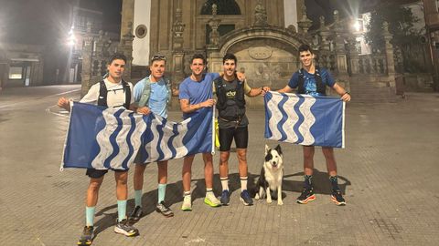 Los participantes en el reto, de noche, a su paso por Pontevedra