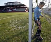 <span lang= es-es >Parche tras parche en el principal campo de Vilagarc�a</span>. El c�sped de A Lomba lleva a�os en un lamentable estado pese a su escaso uso, sin que la Fundaci�n halle soluci�n. 