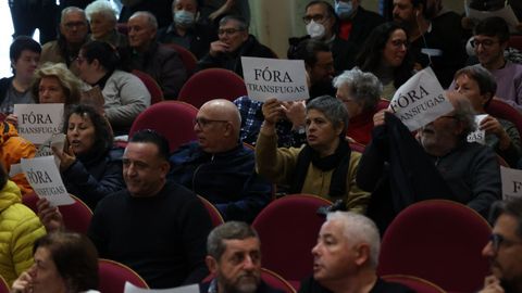 Numerosos vecinos portaban carteles para expresar su rechazo al cambio de gobierno.