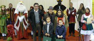 Los ni�os ganadores del concurso de Oroso recibieron un lote de libros como premio a sus dise�os. 