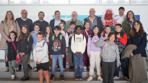 Representantes de Autoservicios Familia, del Principado de Asturias, del Ayuntamiento de Avil�s y de la Autoridad Portuaria acompa�an a los alumnos del CP Enrique Alonso en su visita a la Nueva Rula de Avil�s.
