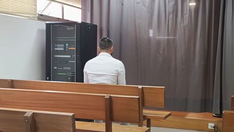 El acusado ayer en los juzgados, mientras declaraba su expareja tras una cortina.