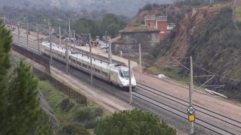 Un tren circulando por la zona donde se produjo el accidente, en Adamuz (C�rdoba)