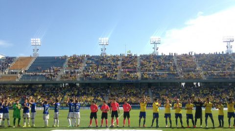 Los jugadores saludan antes de comenzar el partido