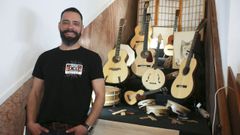 Sanjurjo xunto cos instrumentos que exp�n estes d�as no Recuncho da Arte, no Caf� Dzine, en San Sadurni�o