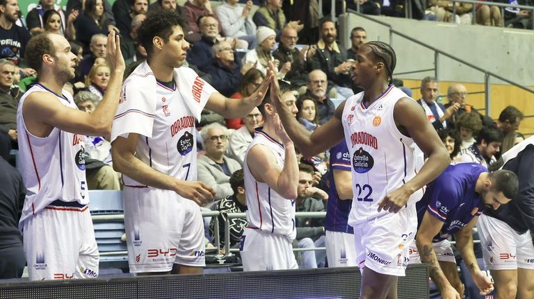 Munnings intercambia saludos con Felipe dos Anjos y Andersson tras ser sustituido