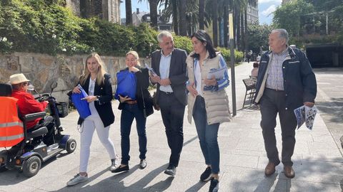 Fernando Prez y Paula Prado, este lunes en Caldas, con miembros de la candidatura del PP