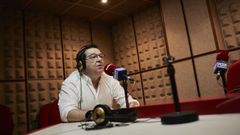 Javier Moro en los estudios de Radio Voz