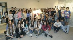 Una de las visitas guiadas a la serie de piezas del proyecto �Vidas entrecruzadas�. 
