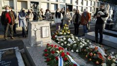A delegaci�n ribeirense realizou unha ofrenda floral no cemiterio do Son.