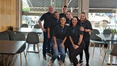 El equipo que trabaja en la cervecer�a, en una foto de familia. 