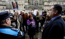 Tras las cr�ticas dentro y fuera del pleno, algunos afectados por preferentes pudieron entrar a la sesi�n.