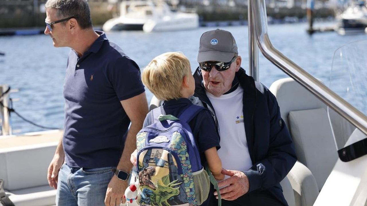 Juan Carlos I observa desde el mar el desarrollo de la regata que lleva su nombre a la entrada de la ría de Pontevedra