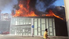 El fuego se propag� con rapidez por la tarima de madera que cubre el edificio del auditorio