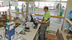 Un empleado de la gasolinera del Alto del Casta�o detr�s del mostrador en el que el atracador intimid� a su compa�era el pasado viernes