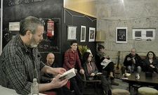 El local dinamiza con actividades variadas, desde lecturas a teatro o conciertos.