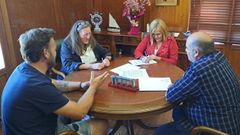 Reuni�n de la alcaldesa Digna Rivas con la patrona mayor del p�sito Nisi Otero.