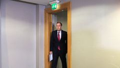 Paul Givan a su llegada a la sala donde anunci su dimisin