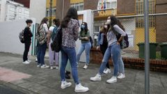 Un grupo de estudiantes del instituto A Pinguela, frente al centro durante los exmenes de junio